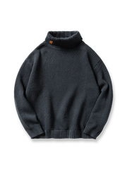 柔らかな風合いと防寒性を兼ね備えたタートルネックセーター