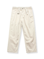 ウォッシュ加工された無地ツイル素材のカーゴパンツ