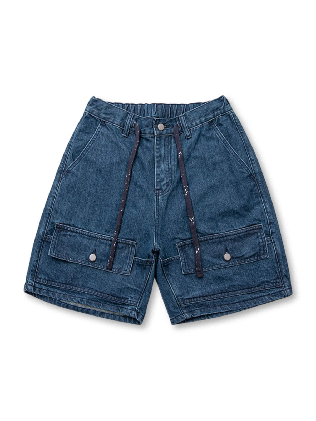  大きめツーポケットとドローストリングウエストが特徴のワイドデニムショートパンツ