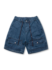  大きめツーポケットとドローストリングウエストが特徴のワイドデニムショートパンツ