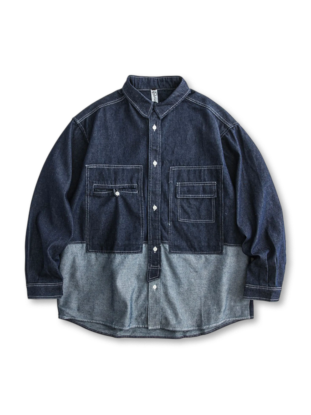パネル切り替えとフラップポケットが特徴のヴィンテージデニムシャツ