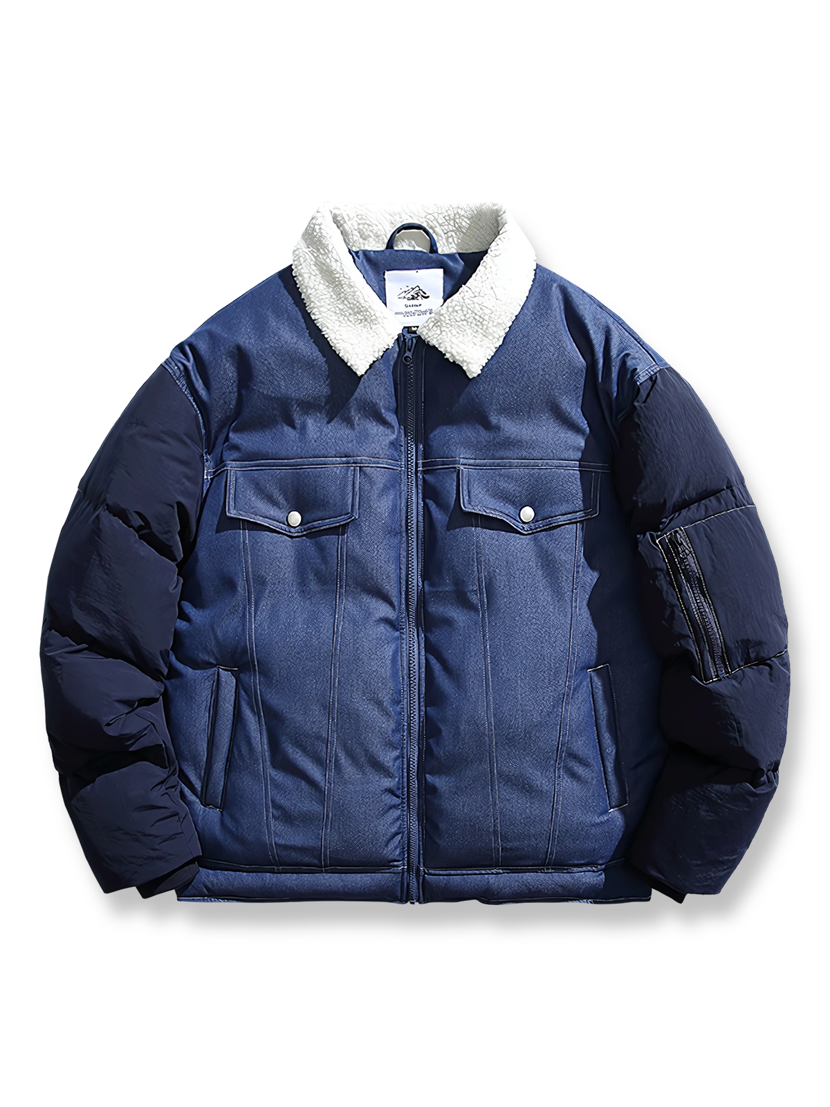 バイカラーパッチワークとシープスキン襟が特徴の防寒中綿ジャケット。多機能ポケット付きで実用的。