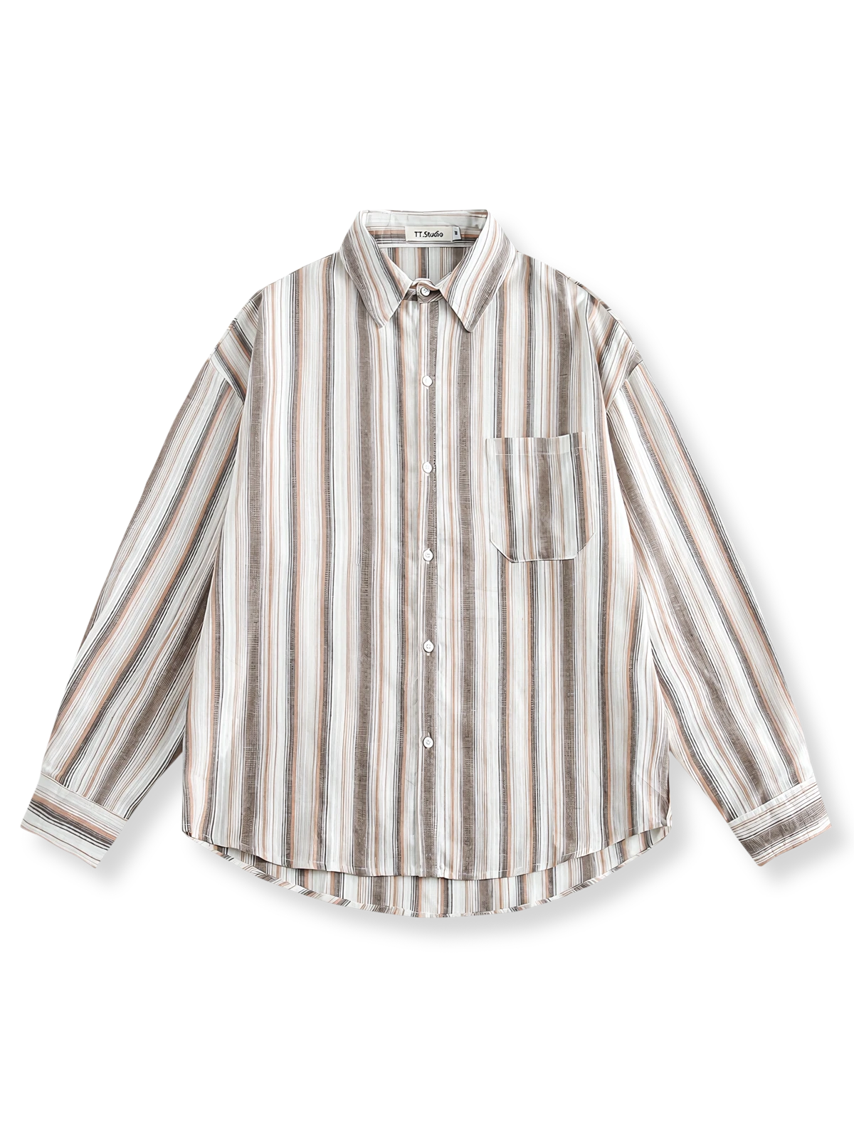 ワインレッドの刺繍タグが裾に入ったストライプシャツ。