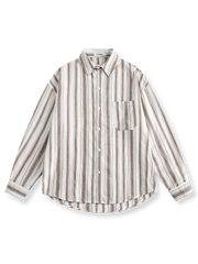 ワインレッドの刺繍タグが裾に入ったストライプシャツ。