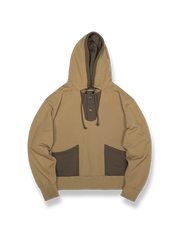 ダークパッチポケットが映えるコンビスウェット