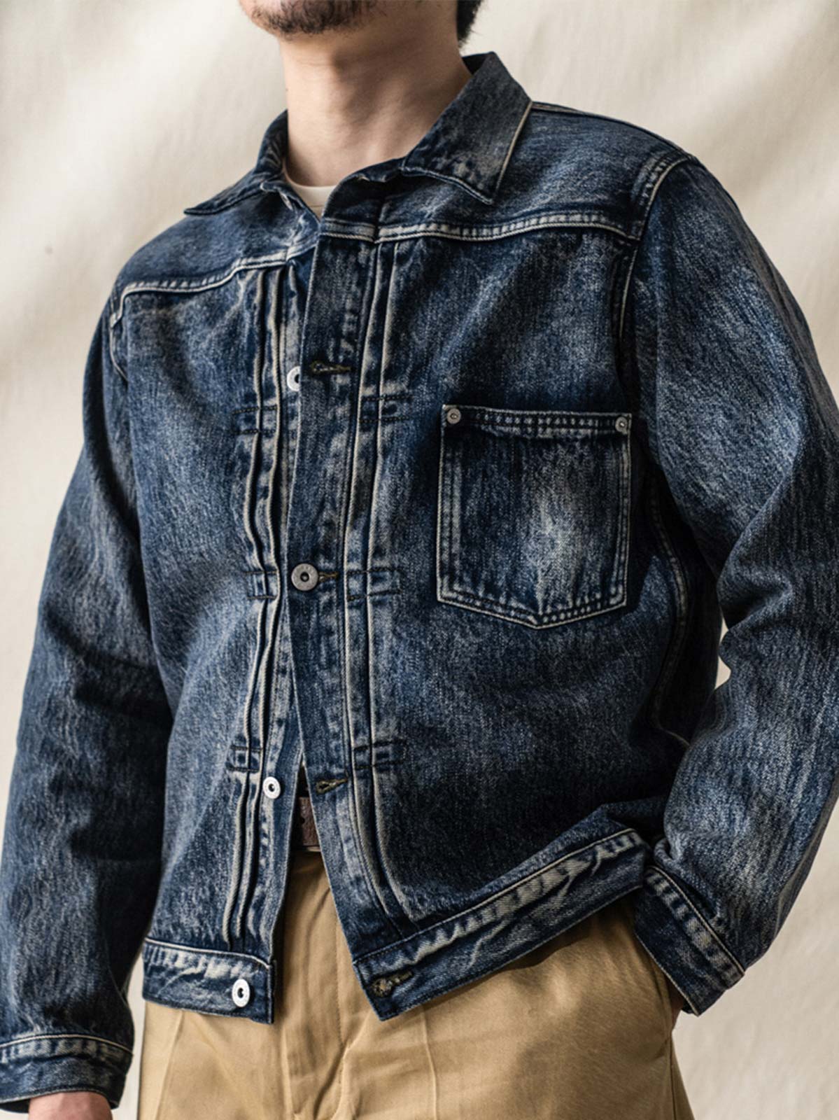 506XX Type1 ヘビーユーズドヴィンテージデニムジャケット、クラシックな五つボタンとウォッシュ加工のヴィンテージ風を展示