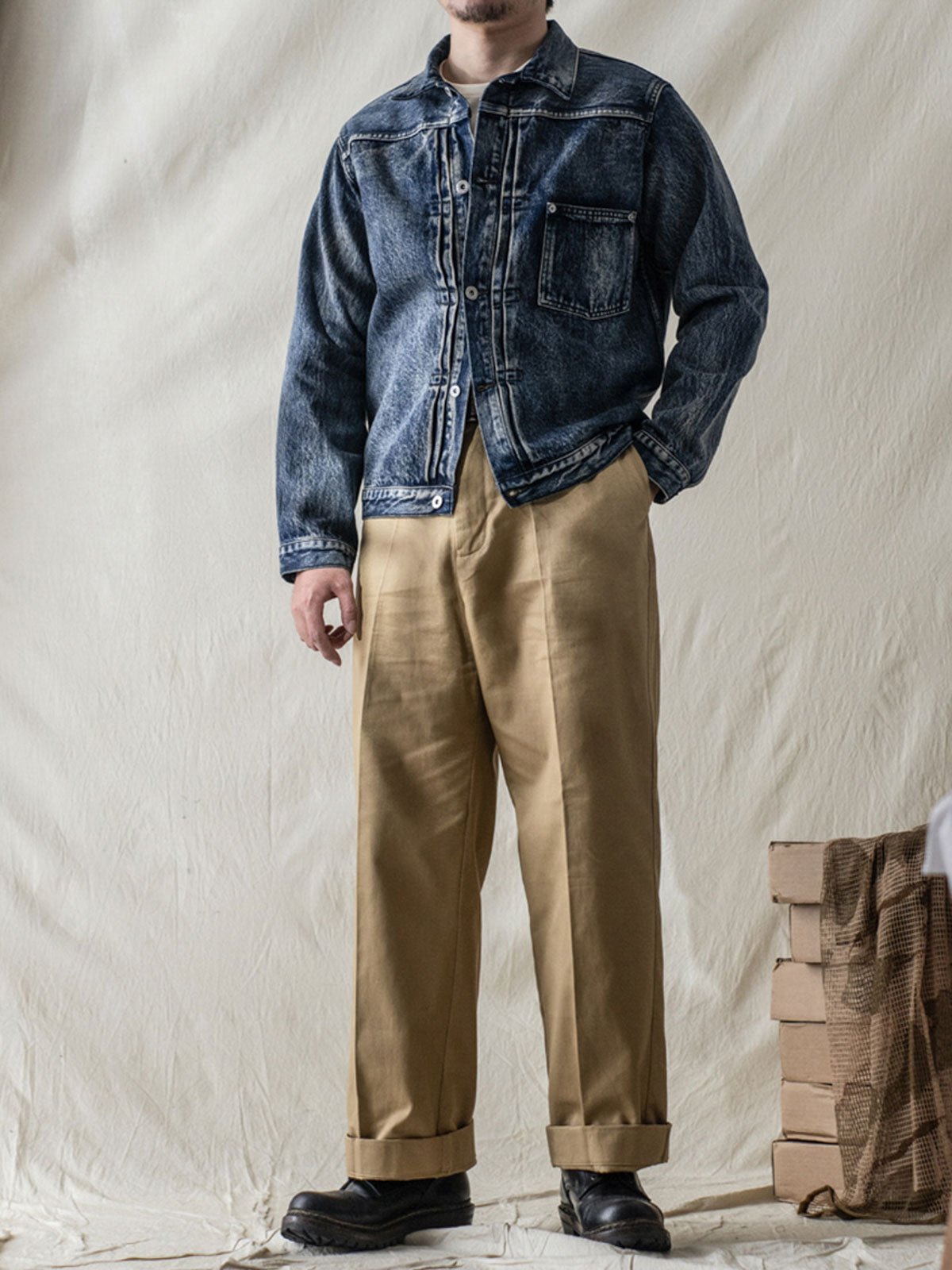 モデルが506XX Type1ジャケットを着用し、そのビンテージスタイルと独特な魅力を披露