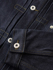 ジャケットのディテールショット、真鍮の未加工の錫メッキパリボタンとスラブデニムの質感を展示