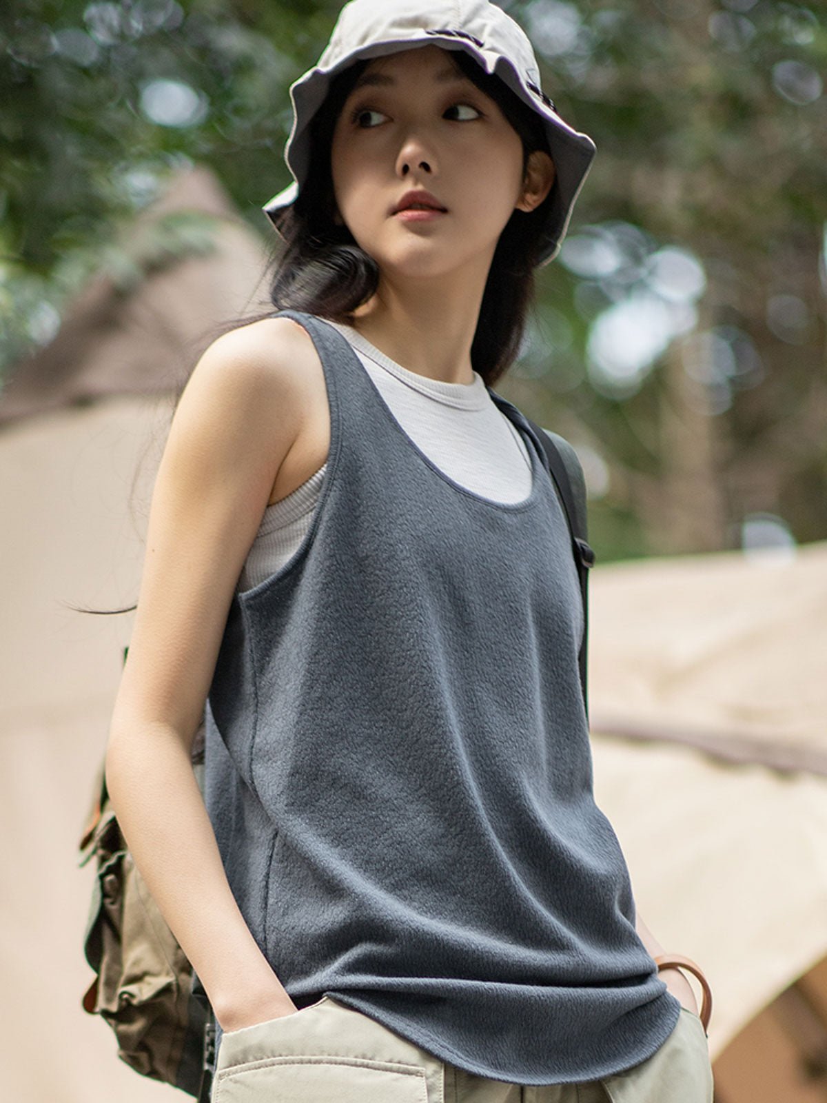 モデルがアメリカンレトロ大Uネックスリーブレスニットベストを着用し、フルボディでポーズをとる