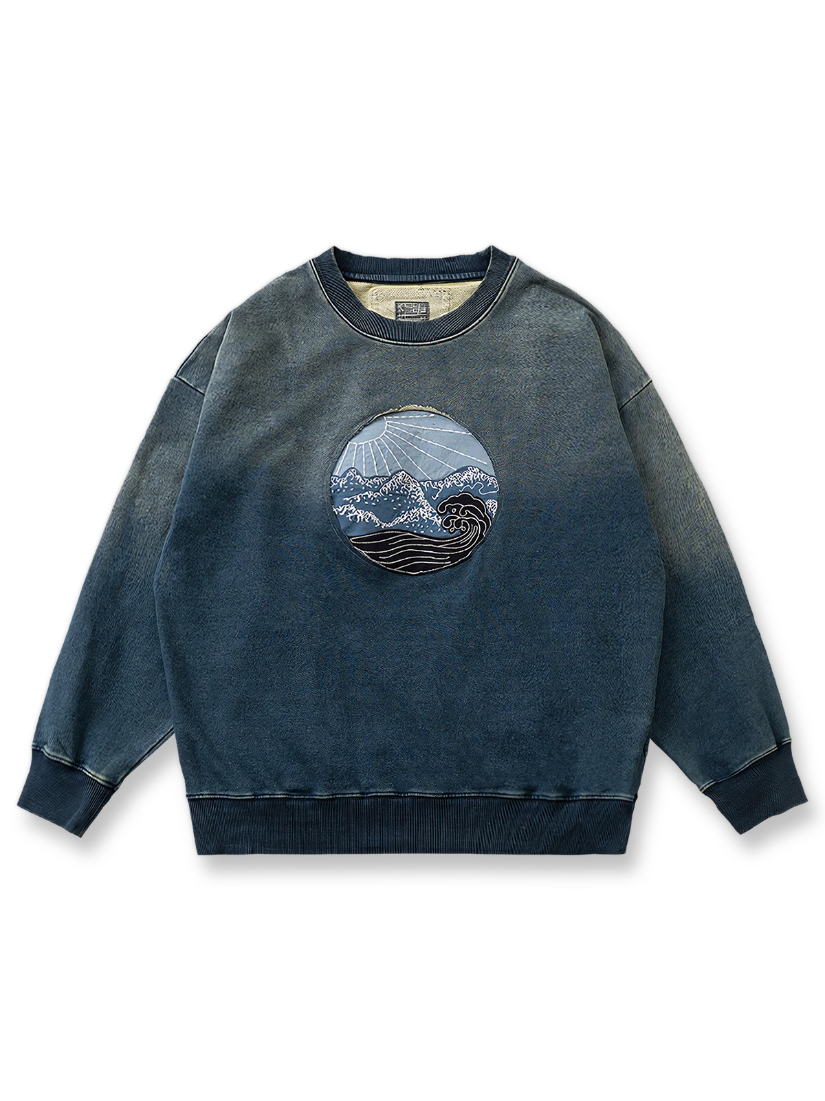 浮世絵「波」を手縫い刺し子で再現し、インディゴ染めウォッシュ加工を施した100%コットンスウェット。