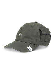 サイドポケット付きで速乾性に優れたナイロンキャップ。