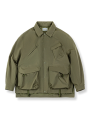 アーミーグリーンの2WAY軽量ジャケット、折り返しとスタンド襟仕様