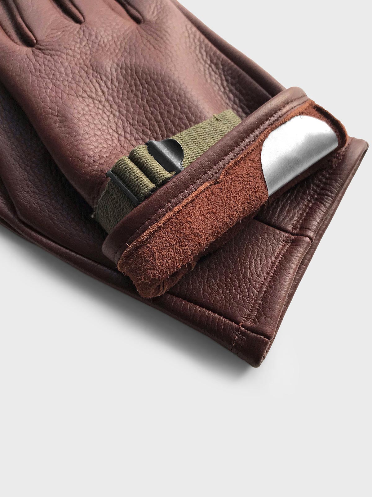 調整可能な手首部分と鹿革ディテール