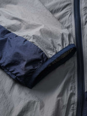 カーブ状のジッパーとサイドポケットのクローズアップ、UPF40+の紫外線対策機能を強調。