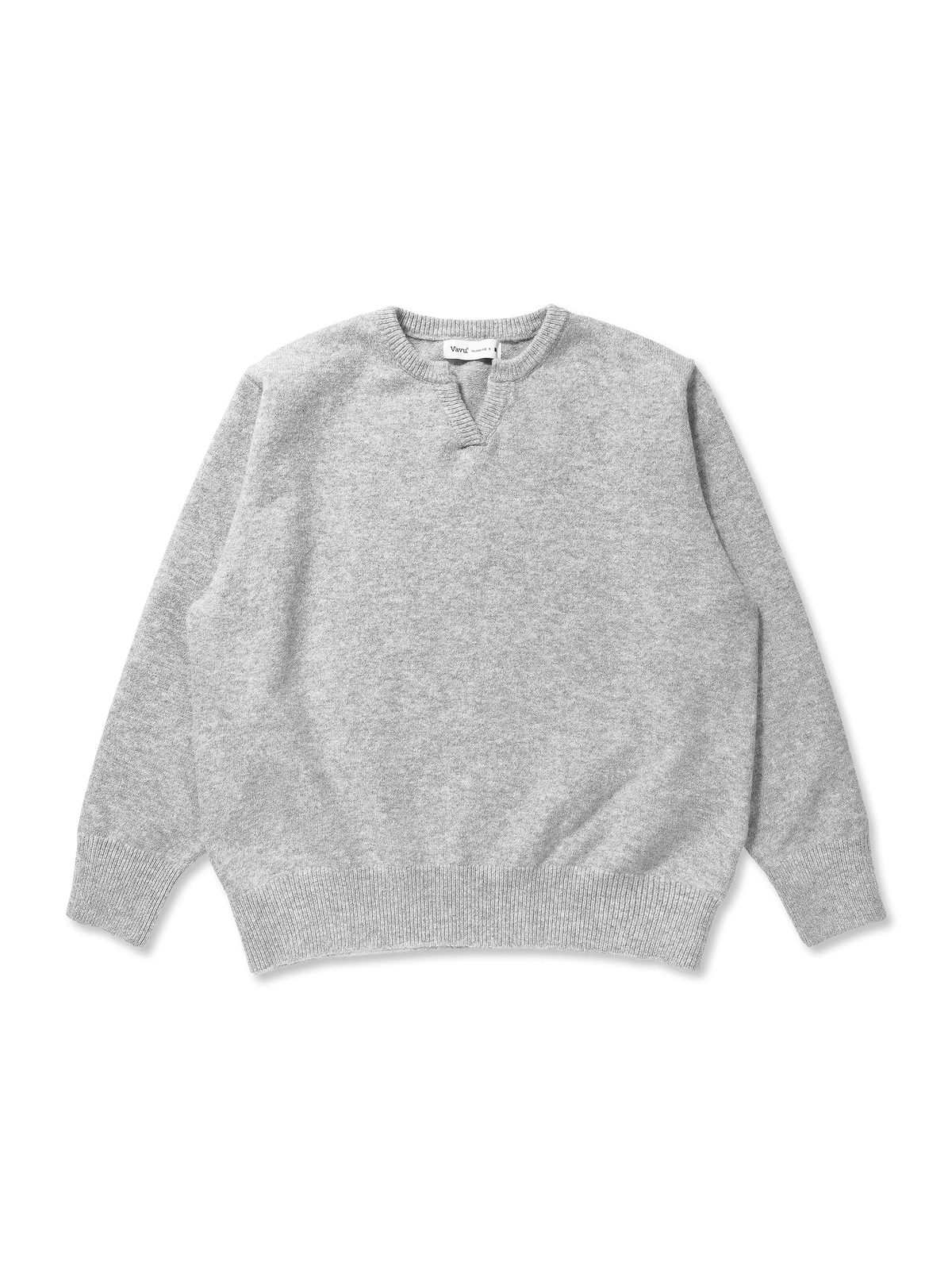 柔らかく厚みのある素材を使用したVネックセーター。風を防ぐゴム袖口とストレッチ裾で快適な着心地を実現。秋冬のカジュアルやレイヤードに最適。