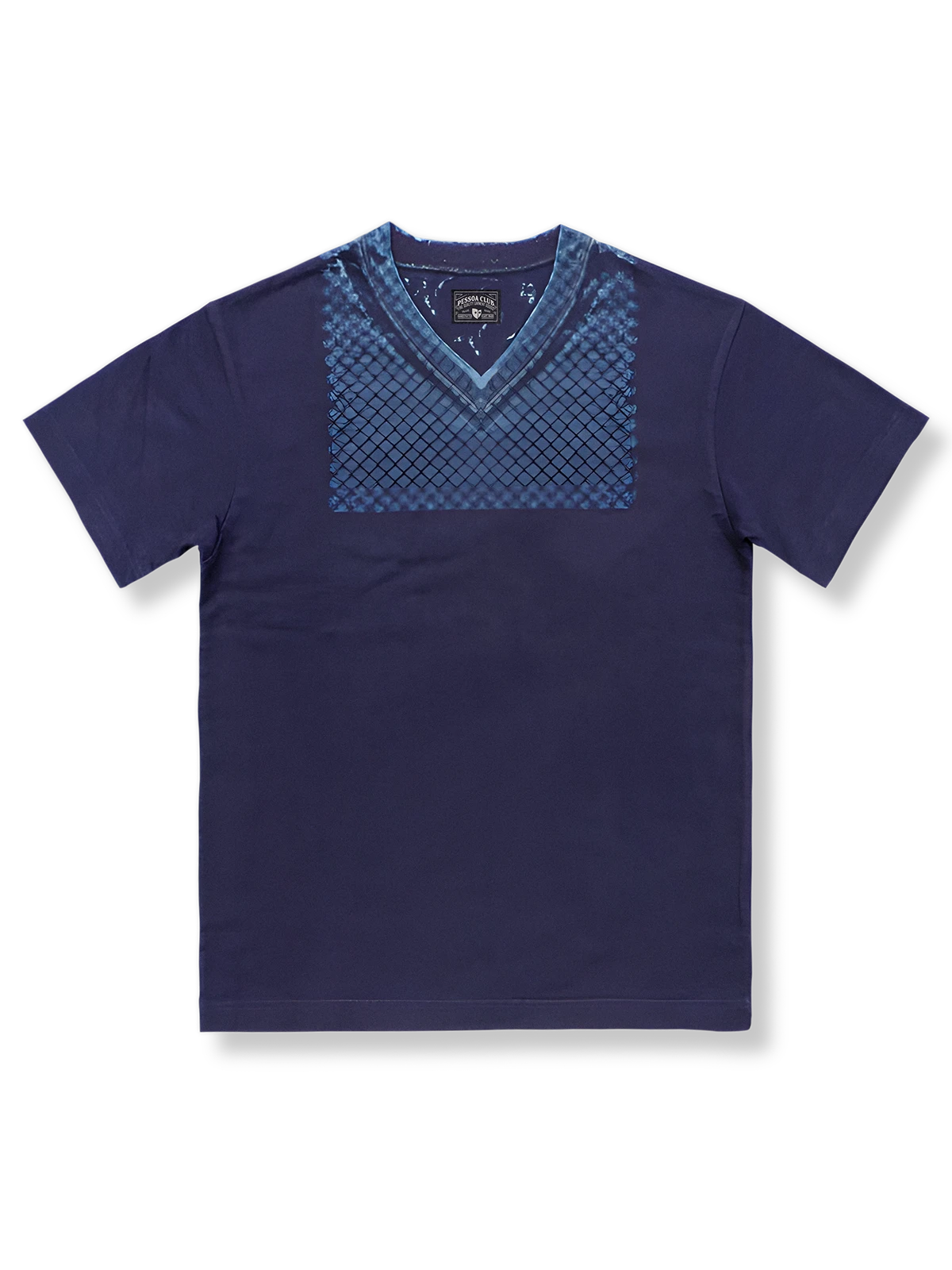 Vネックとバティック染めが特徴の半袖Tシャツ。