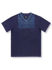 Vネックとバティック染めが特徴の半袖Tシャツ。