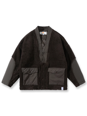 フリース素材とパッチワークが特徴のVネック中綿ジャケット