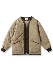 Vネックとチェック柄キルティングが映える中綿入りジャケット