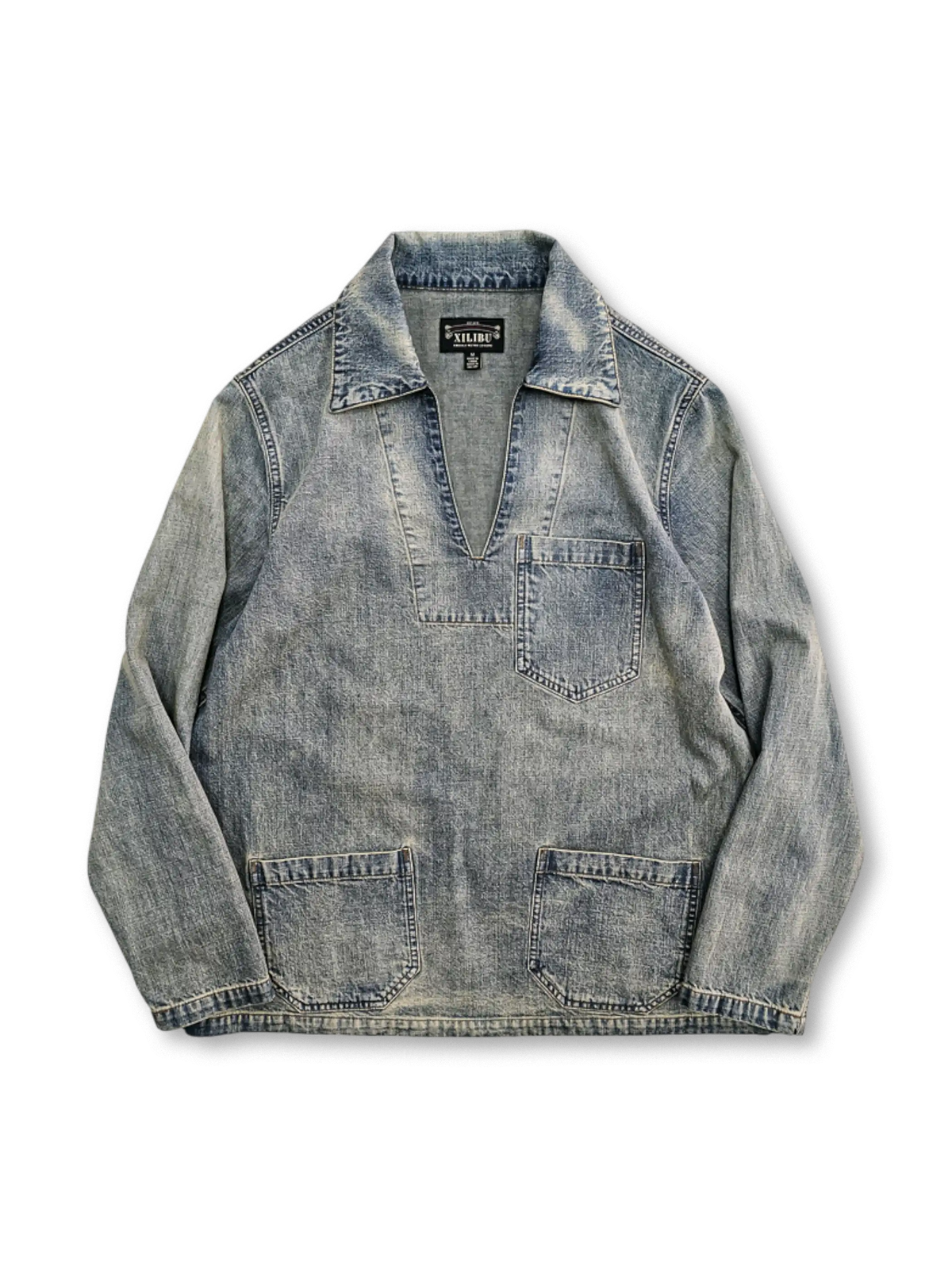 1950年代風ワークポケットと磨白加工が特徴の全綿デニムVネックシャツ。快適な着心地と経年変化を両立。