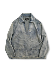 1950年代風ワークポケットと磨白加工が特徴の全綿デニムVネックシャツ。快適な着心地と経年変化を両立。