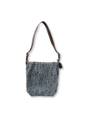  
ミリタリーデニムとベジタブルタンニンレザーを組み合わせたホーボーバッグの全体像、純銅金具と大容量バケットシルエットを強調。