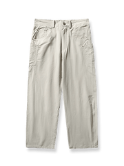 ワイドストレートシルエットと立体サイドポケットを備えたコットンナイロン混紡のカジュアルパンツ。