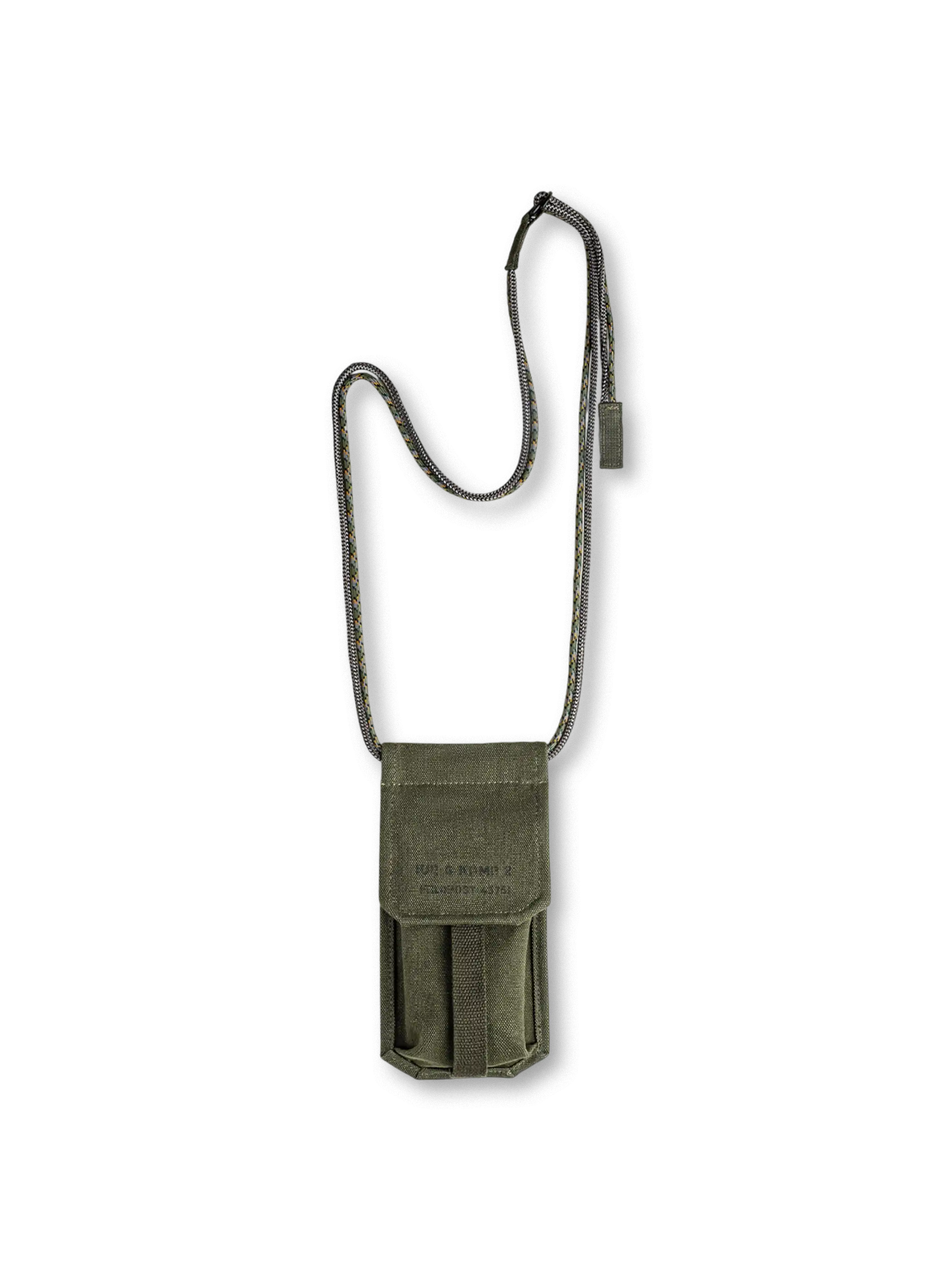 オリーブの縦型ミニショルダーポーチ、フラップ付き、テープディテール、ナイロンコードストラップ