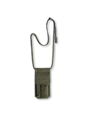 オリーブの縦型ミニショルダーポーチ、フラップ付き、テープディテール、ナイロンコードストラップ