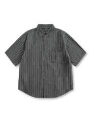 凹凸あるシアサッカー生地にクラシックストライプが映えるヴィンテージストライプシアサッカーシャツの全身ビュー。