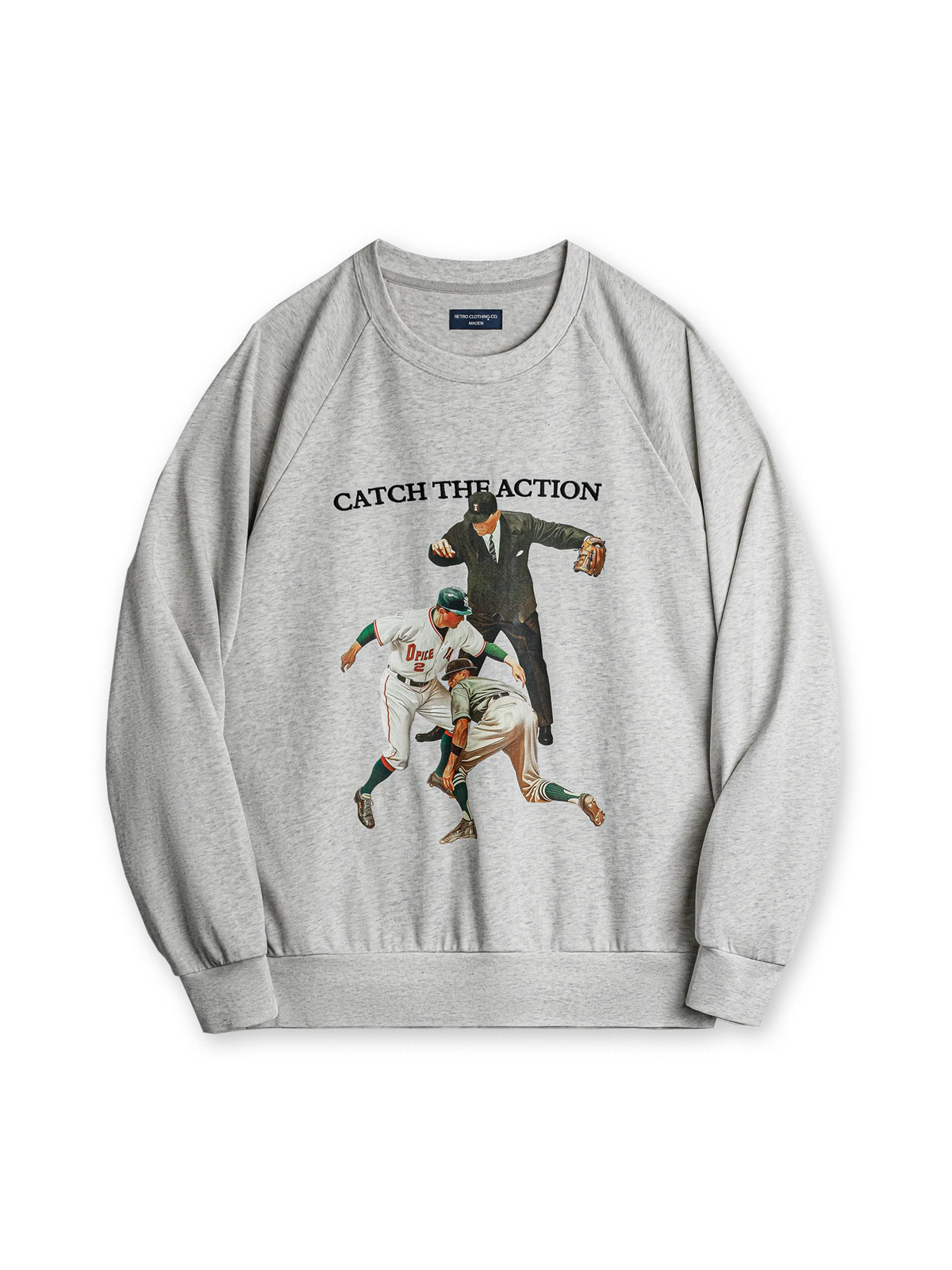 アメリカンベースボールの試合シーンをプリントし、レタリング刺繍を施したヴィンテージ風ヘビーウェイトスウェット。快適な着心地と耐久性が特徴。