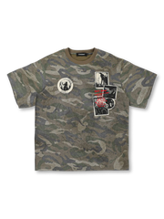 80年代パンク＆ロックカルチャーをモダンに表現したウォッシュドカモ柄とモノクロフォトプリント、赤いロゴ入りのオーバーサイズTシャツ。