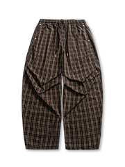 vクラシックチェック柄とゴムウエストが特徴のコットン製ワイドパンツ。快適な履き心地で多様なスタイルに対応