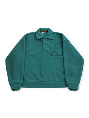 80年代アメリカン校チーム着想の襟付きフリースポロスウェット。短丈シルエットと実用的ポケット付き。