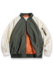 P-40戦闘機のカラーをモチーフにしたヴィンテージカラーブロックMA-1フライトジャケット。カーキとホワイトの配色、オレンジの裏地が特徴の軽量で耐久性に優れたジャケット。