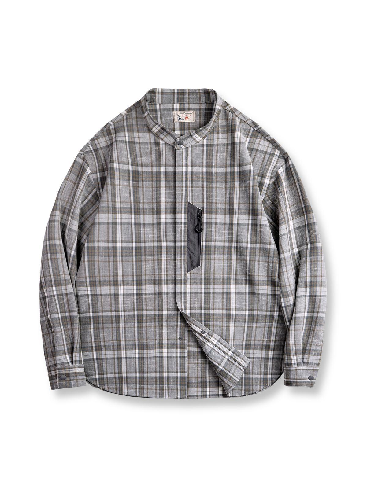 スラブテクスチャの色織り格子生地とスタンドカラー、Gorpcoreスタイルのジッパーポケットが特徴のシャツの全体像