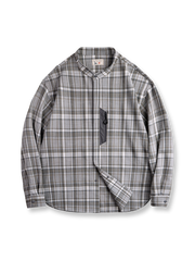 スラブテクスチャの色織り格子生地とスタンドカラー、Gorpcoreスタイルのジッパーポケットが特徴のシャツの全体像