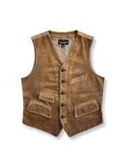 天然牛角ボタンと水洗い染色による色ムラが特徴のコットンコーデュロイ製スリムフィットベスト。