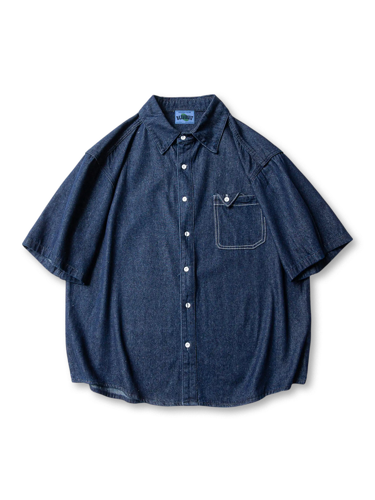 深い畝とマットな色合いが特徴のコーデュロイワイドパンツ、立体的なタックで動きやすさを実現