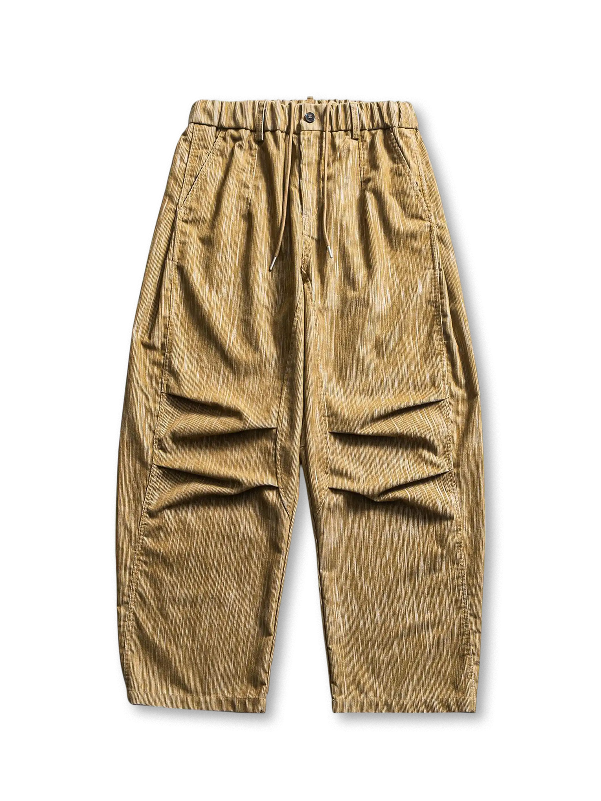 深い畝とマットな色合いが特徴のコーデュロイ素材ワイドパンツ、立体的なタックで動きやすいデザイン