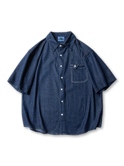 深い畝とマットな色合いが特徴のコーデュロイワイドパンツ、立体的なタックで動きやすさを実現