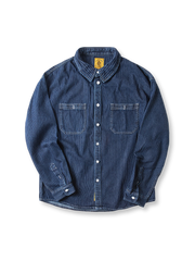 ウォッシュド加工と細ストライプ、ダブルポケットが特徴のヴィンテージデニムシャツの全体像。