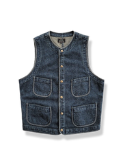 ヴィンテージ加工デニムベストのディテール革ボタンとパッチポケットのクローズアップ