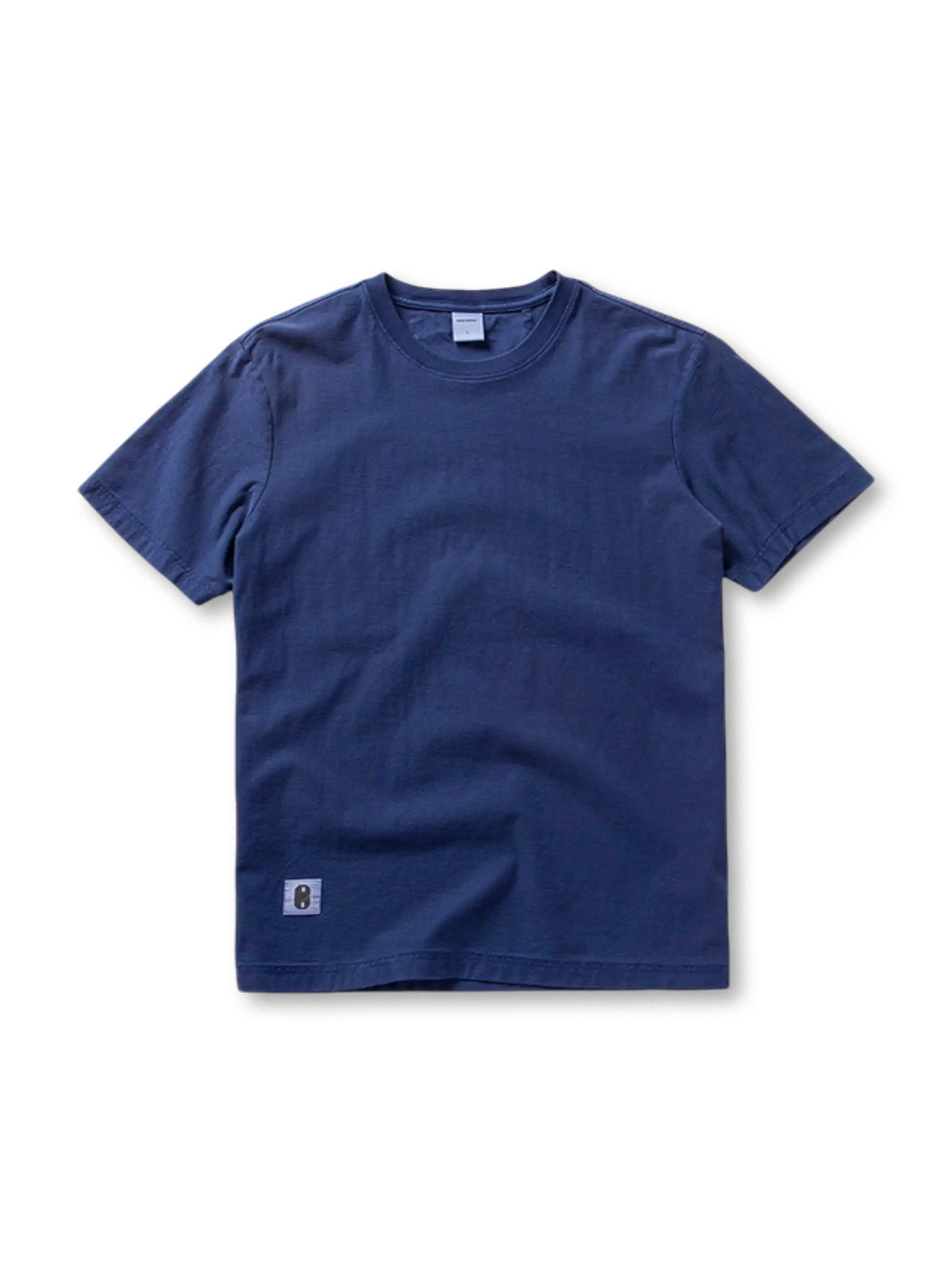 染色と水洗い加工でヴィンテージ感を表現した柔らかい生地のラウンドネックTシャツ。9色展開で着回ししやすい。