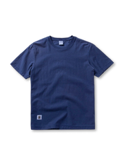 染色と水洗い加工でヴィンテージ感を表現した柔らかい生地のラウンドネックTシャツ。9色展開で着回ししやすい。