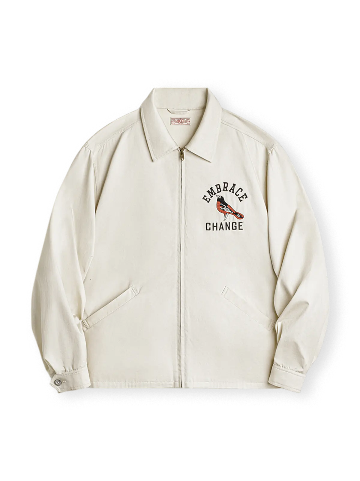 モキンイング刺繍とシルク光仕上げの米杏色コットン生地を使用したヴィンテージコーチジャケット。ルーズフィットと古銅ジッパーが特徴。