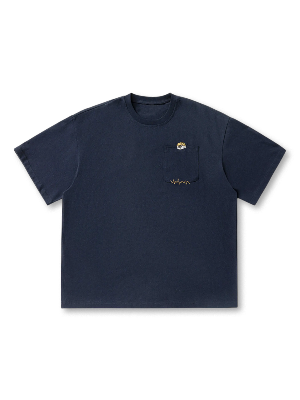 エンブレム刺繍とヴィンテージ加工が特徴のポケットTシャツ