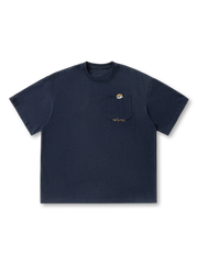 エンブレム刺繍とヴィンテージ加工が特徴のポケットTシャツ