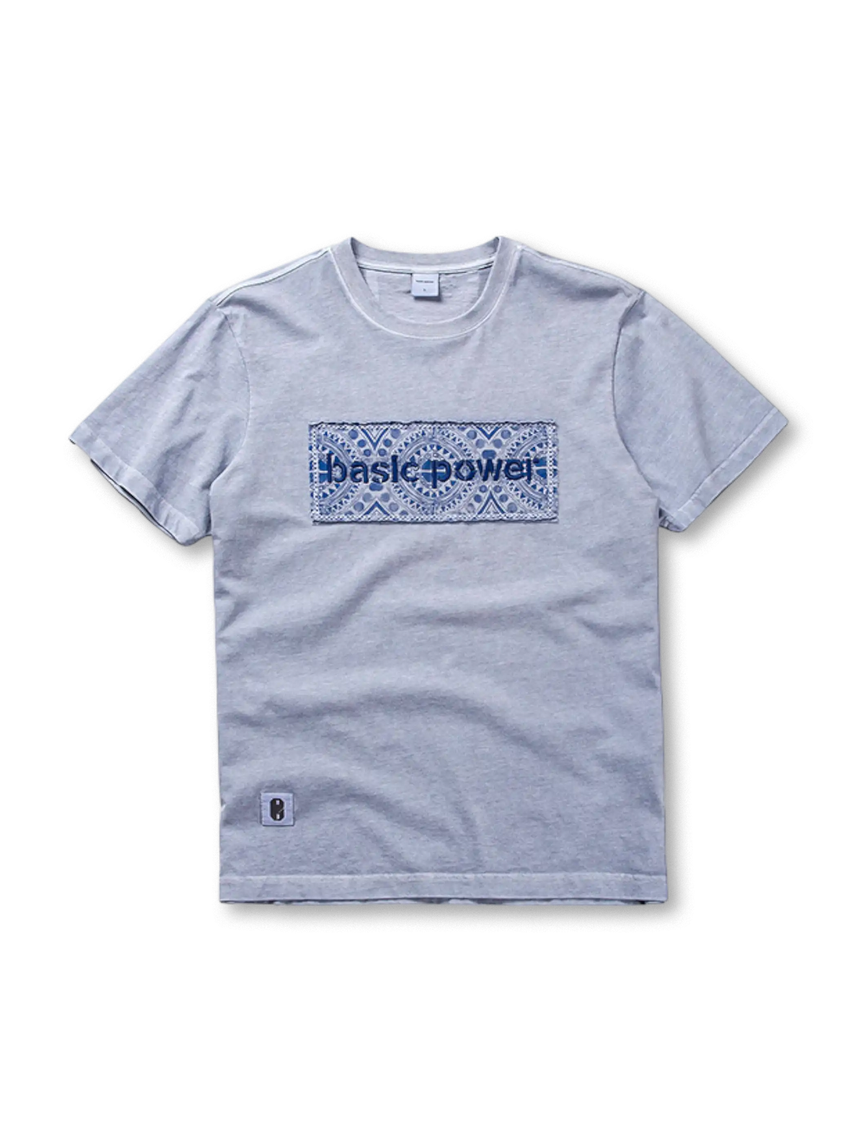 立体刺繍と文化的モチーフが特徴の100%コットンヴィンテージTシャツ。豊かな表情と実用性を兼備。