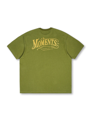 タトゥー風フラワリッシュロゴを無感触プリントで表現したヴィンテージ感あふれる100%コットンTシャツ。柔らかく耐久性も抜群。